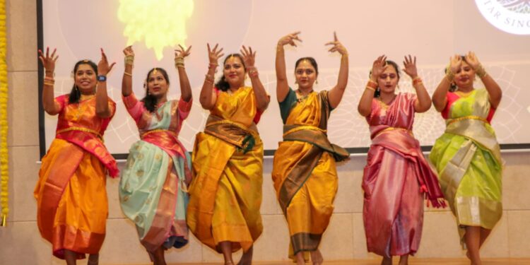 கத்தார் பொங்கல் திருவிழாவில் நடனமாடிய பெண்கள் குழு.
