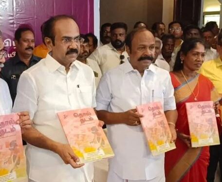கீழடியில் நடைபெற்ற சிந்துவெளிநாள் விழாவில் நூலை வெளியிடுகிறார் அமைச்சர் தங்கம் தென்னரசு