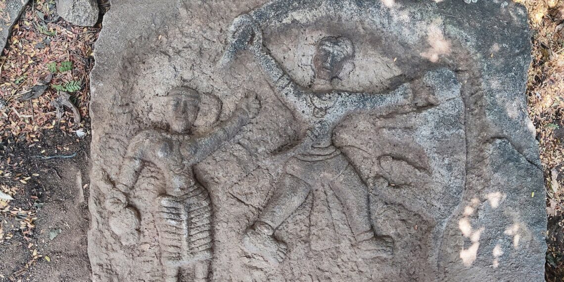 கிருஷ்ணகிரி அருகே கண்டெடுக்கப்பட்ட புலிக்குத்திப்பட்டான் கல்